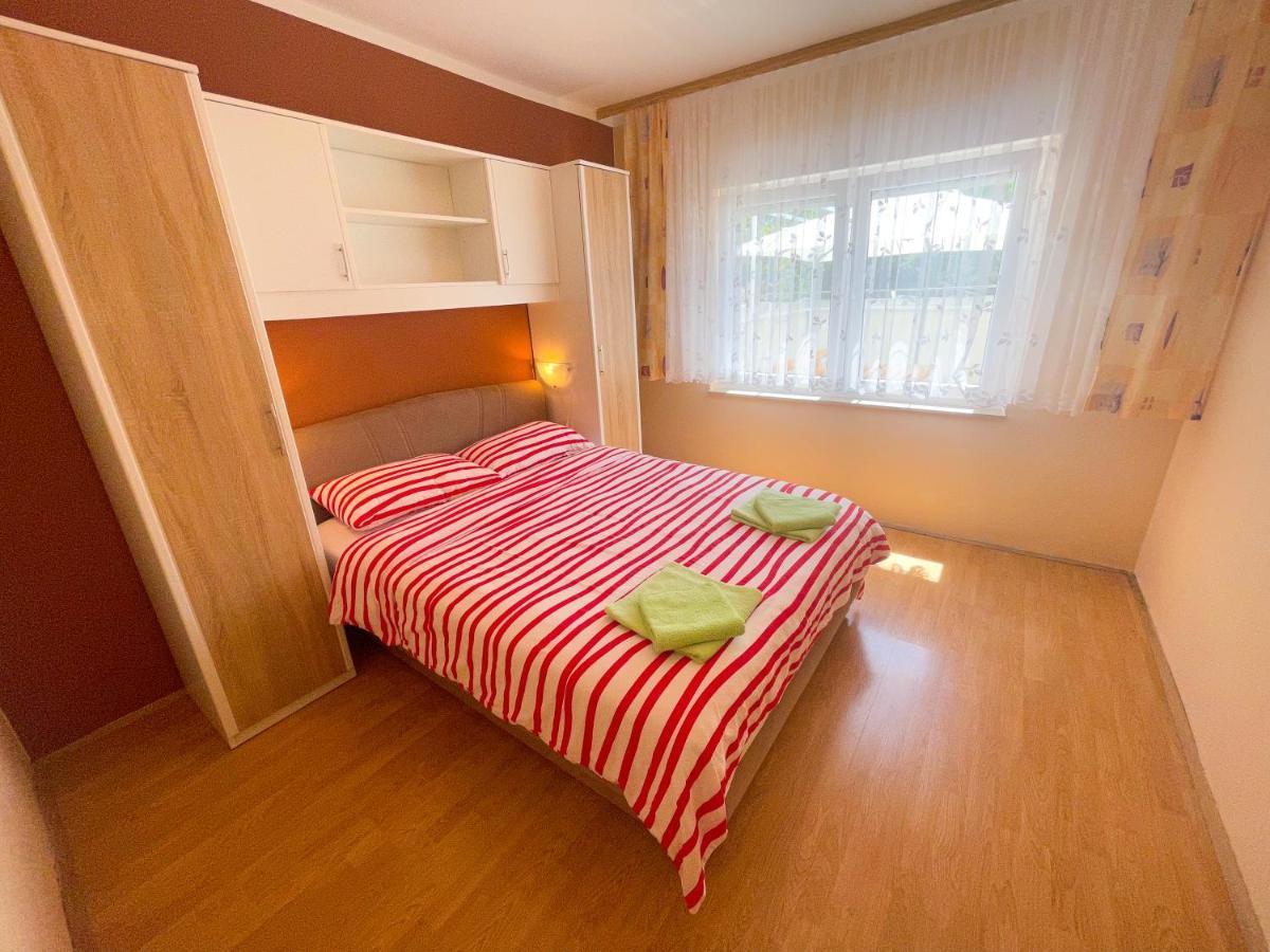 Apartmani Combaj Jadranovo Ngoại thất bức ảnh