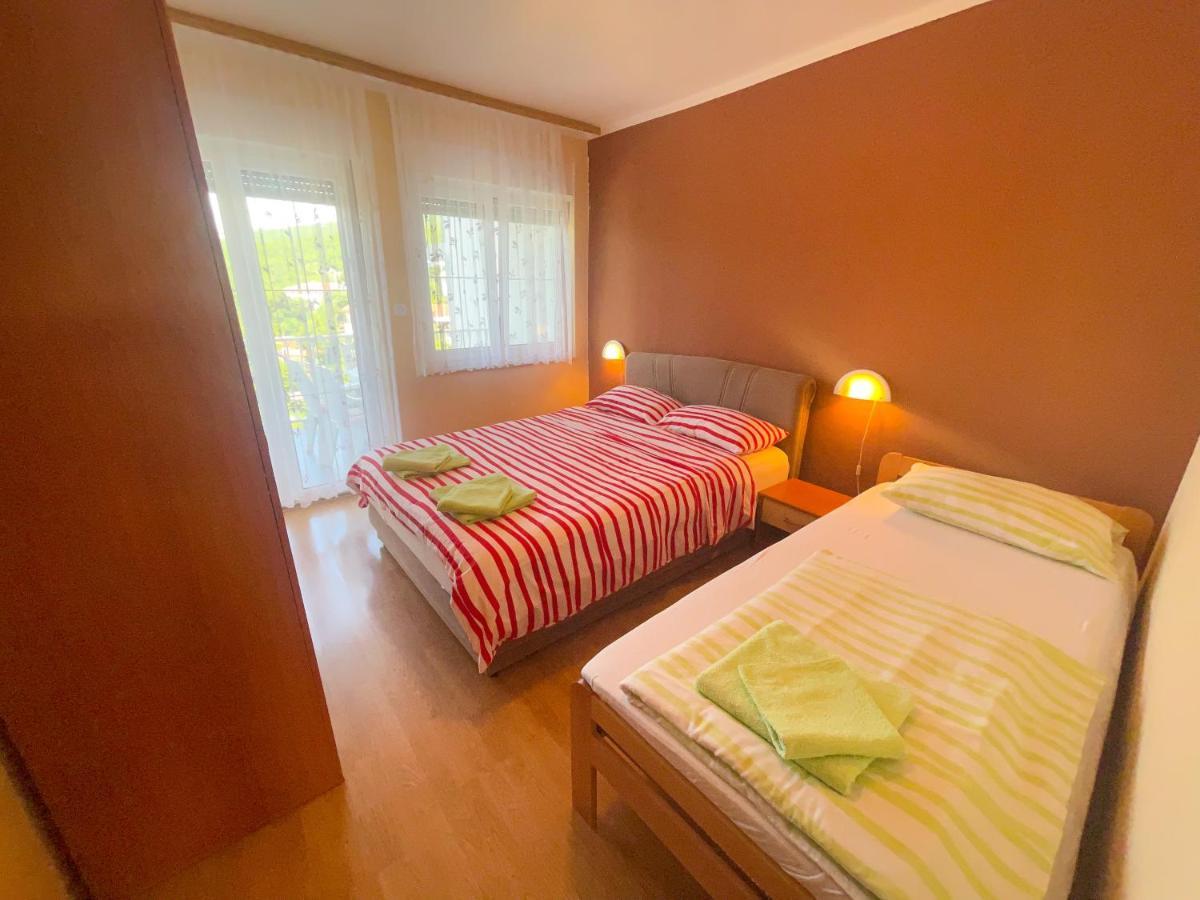 Apartmani Combaj Jadranovo Ngoại thất bức ảnh