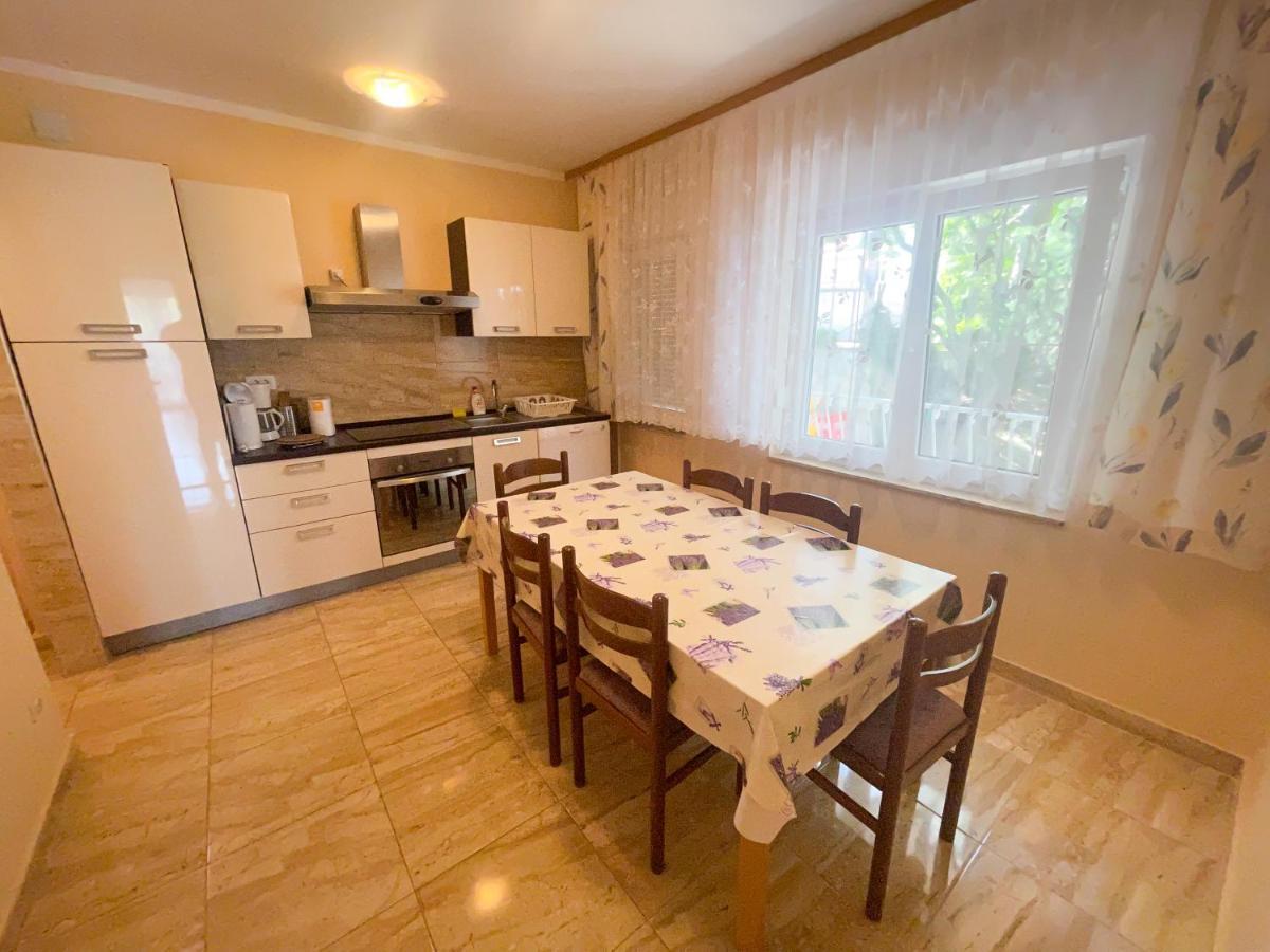 Apartmani Combaj Jadranovo Ngoại thất bức ảnh