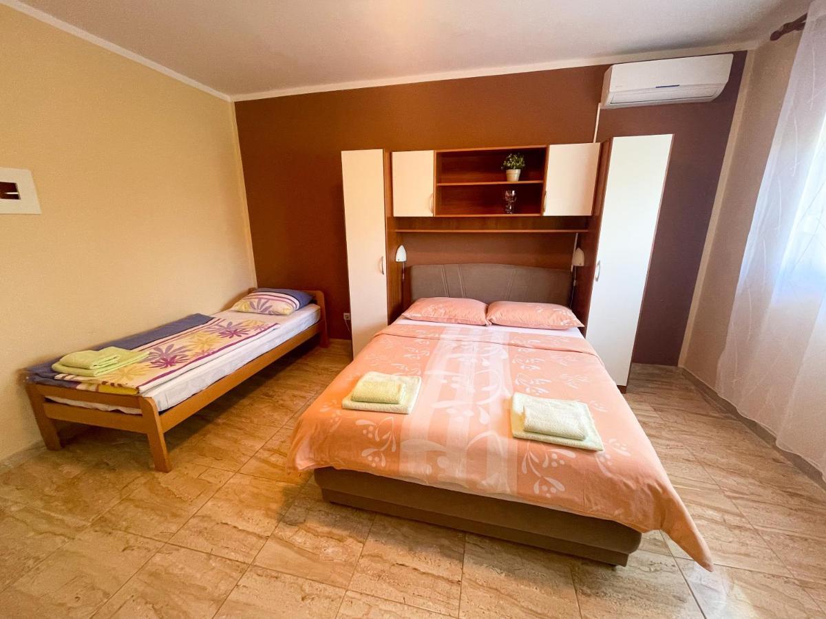 Apartmani Combaj Jadranovo Ngoại thất bức ảnh