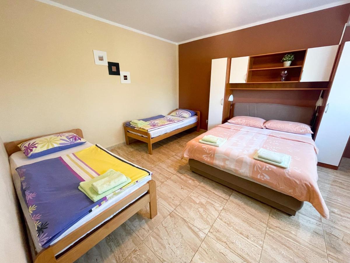 Apartmani Combaj Jadranovo Ngoại thất bức ảnh