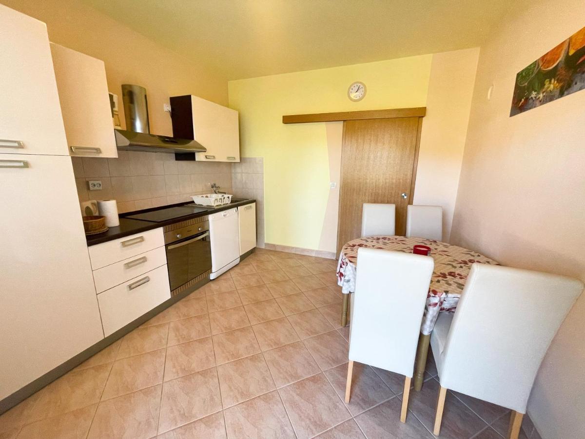 Apartmani Combaj Jadranovo Ngoại thất bức ảnh