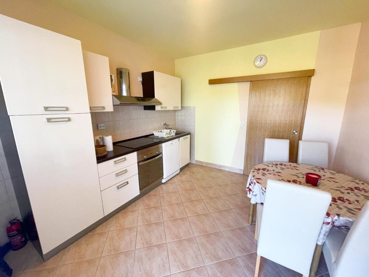 Apartmani Combaj Jadranovo Ngoại thất bức ảnh